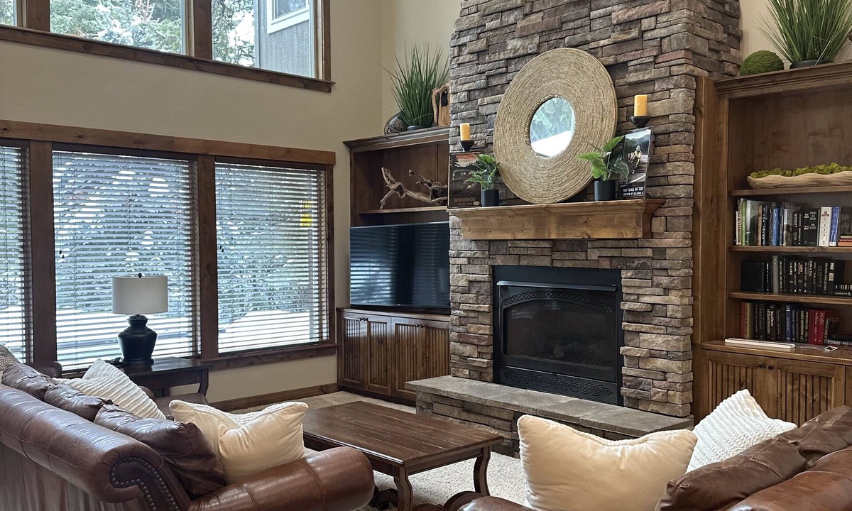 McCall Cabin | 3370 Sq Ft “Amazing” Cabin, 2 Master Suites, Gourmet kitchen, Close 2Town & lake