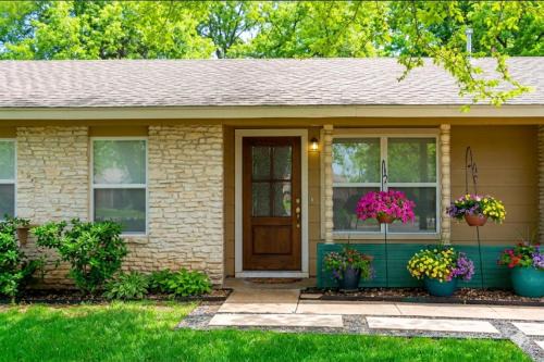 South Manchaca House | 3BR Austin SoCo Greenery Home with Big Fenced Yard Perfect for ACL & Long Stays