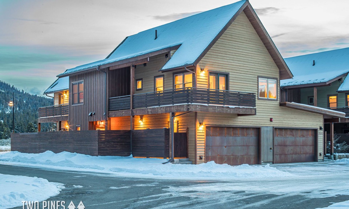 Big Sky House | 3BR Big Sky Townhome | Walk to Town Center, Hot Tub & Sleeps 12