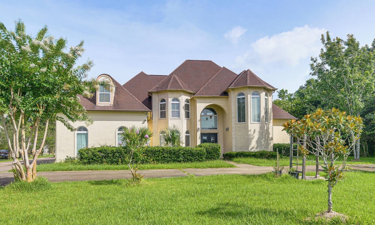Dickinson House | 4,500-Sq-Ft Group Getaway Near Gulf Coast