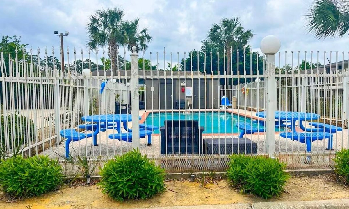 Beaumont Hotel | 4 Affordable Family Rooms Near Beaumont Amtrak Station – 2.6 km Distance