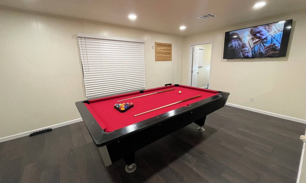 Medical Center District House | 4 Bed Heart of Med Center Pool table TV in bedroom
