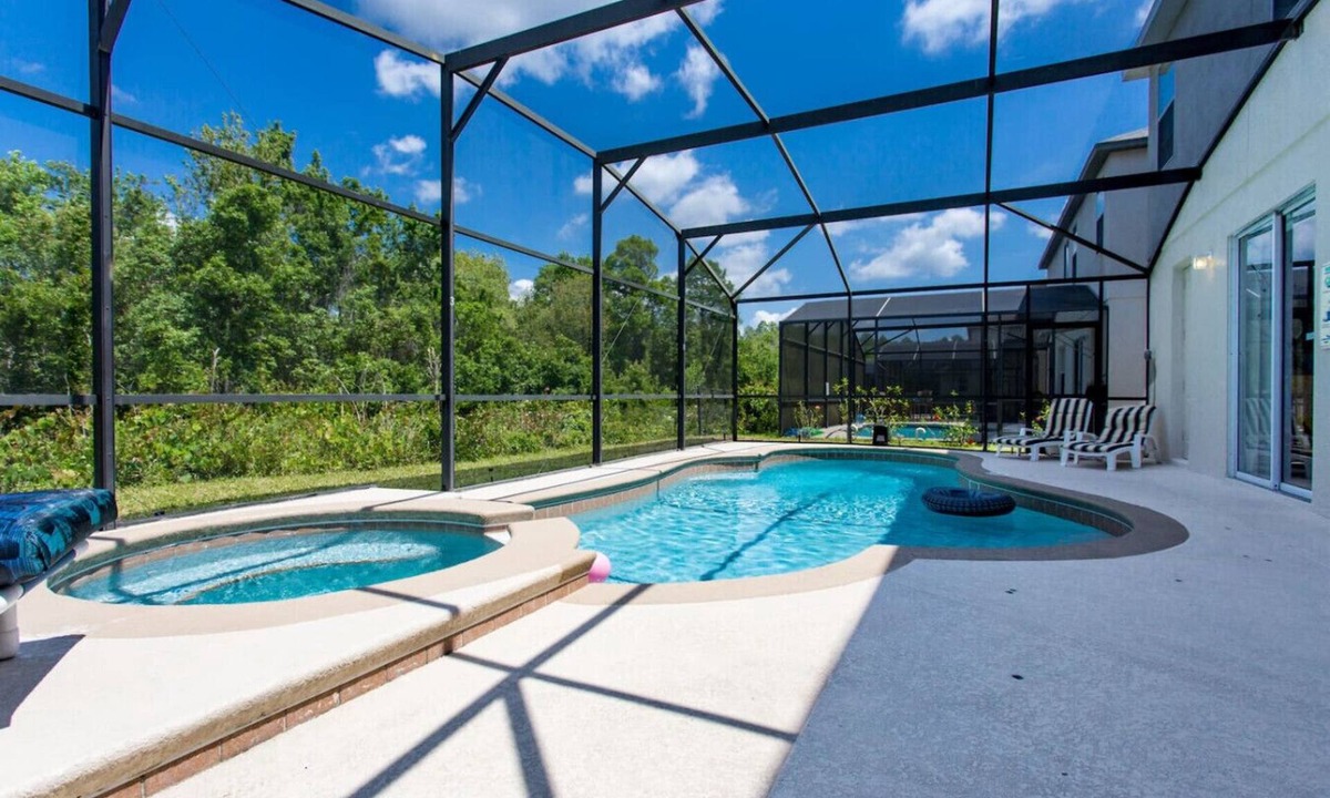 Windwood Bay House | 4 Bedroom games room hot tub & pool close to Parks