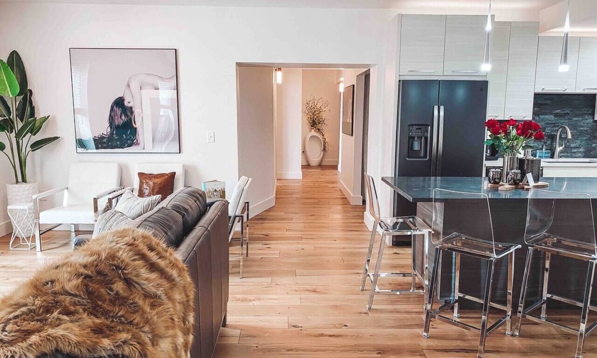Nashville Condo | 4 Bedroom Penthouse Suite - Music Row - Guitar Pool - Sleeps 12