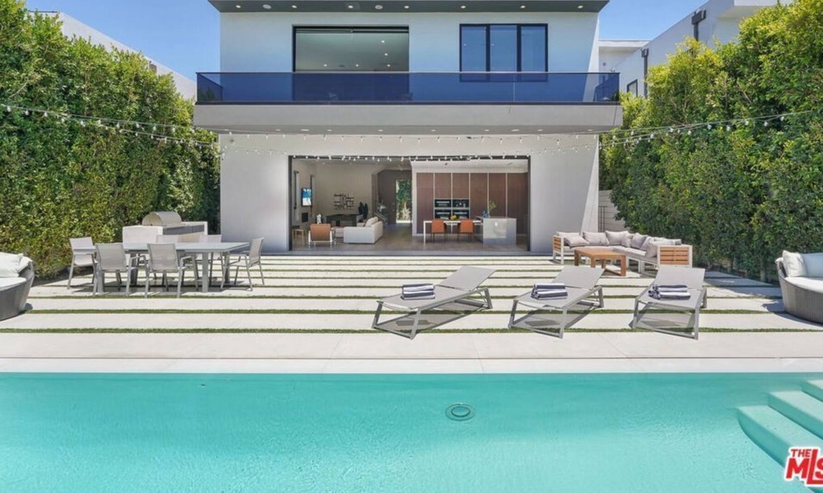 Beverly Grove Apartment | 4 Bedroom Single family L-584324 by Houzlet