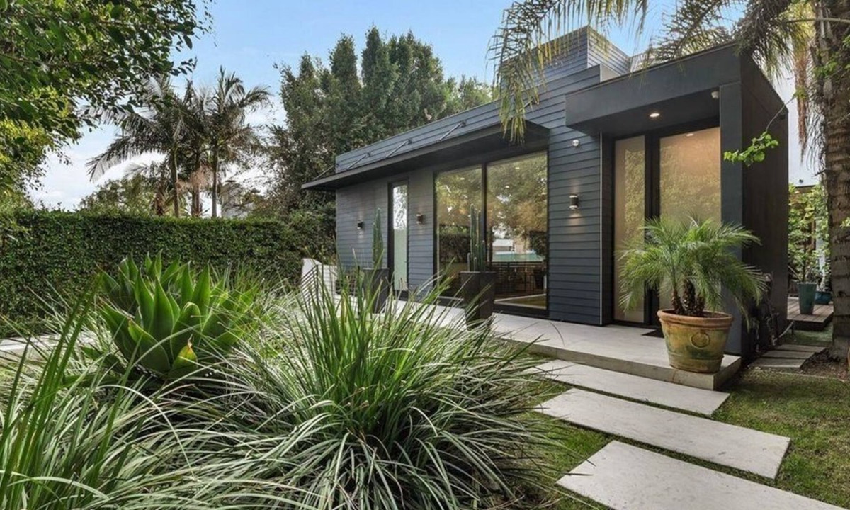 Melrose Apartment | 4 Bedroom Single family L-454869 by Houzlet
