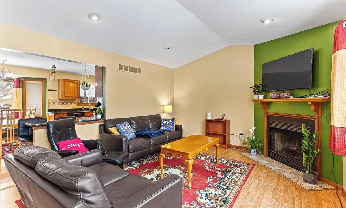 Warren House | 4-bedroom Suburban Retreat in wonderful Warren with 2 full kitchens and 2.5 bath