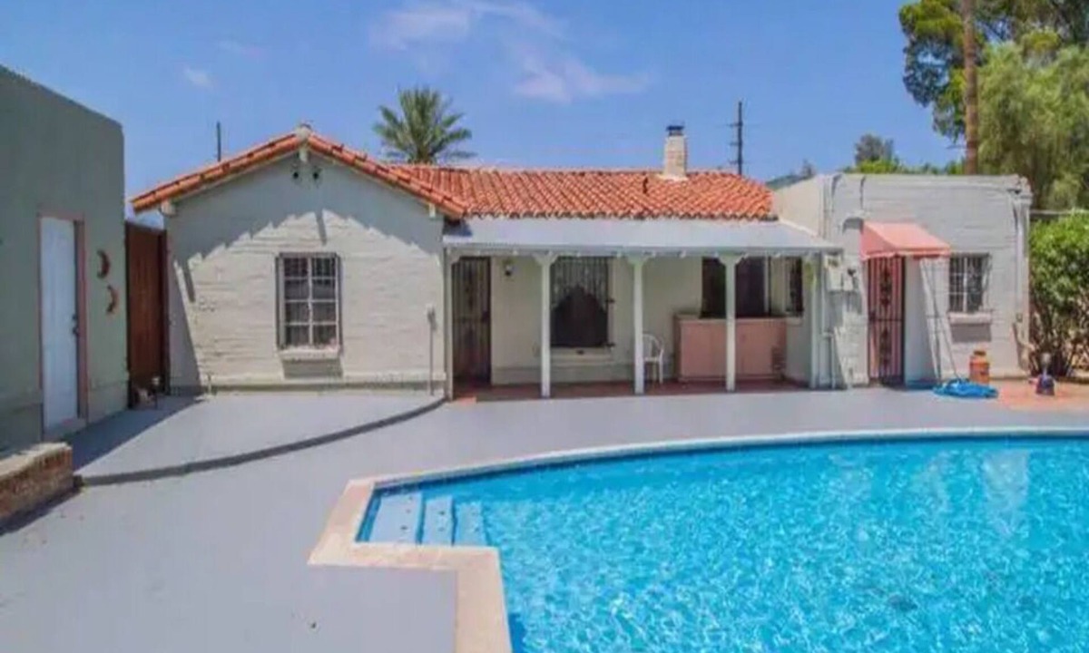 Sam Hughes House | 4 Bedrooms, 2000 sq feet. in Historic Sam Hughes with Pool & AC