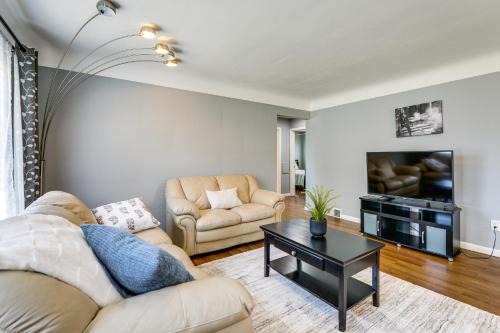 Oak Park House | 4 Mi to Detroit Zoo! Group Retreat w/Private Yard