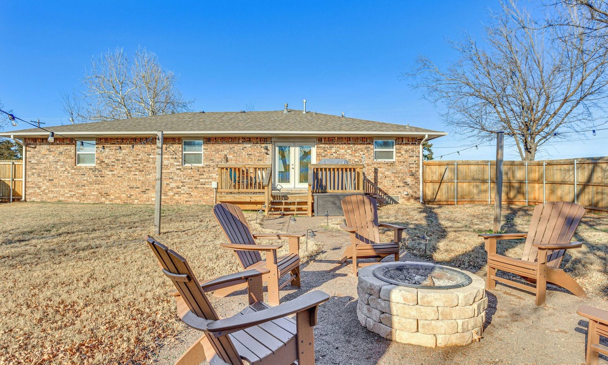 Guthrie House | 4 Mi to Dtwn Guthrie: Family Home w/Fire Pit!