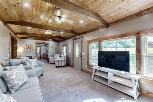 Salem House | 4 Mi to Dtwn Morganton! Family Retreat w/Patio