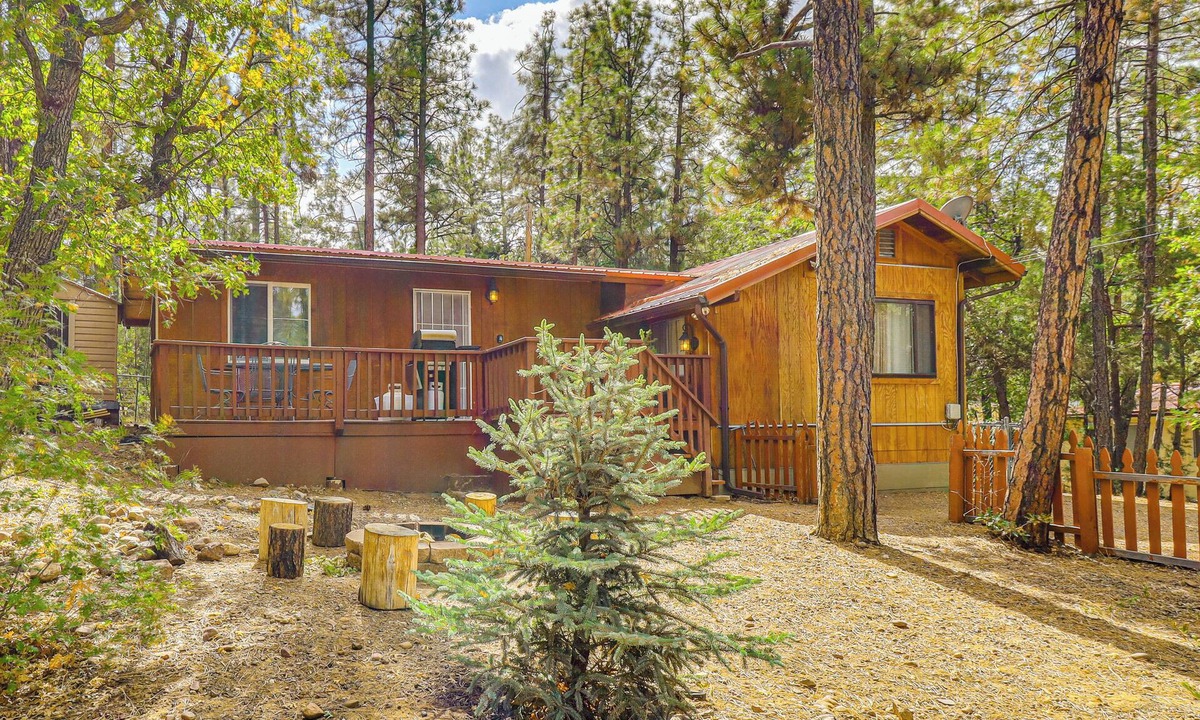 Pinetop-Lakeside House | 4 Mi to Rainbow Lake! Cozy Forest-View Gem w/Deck