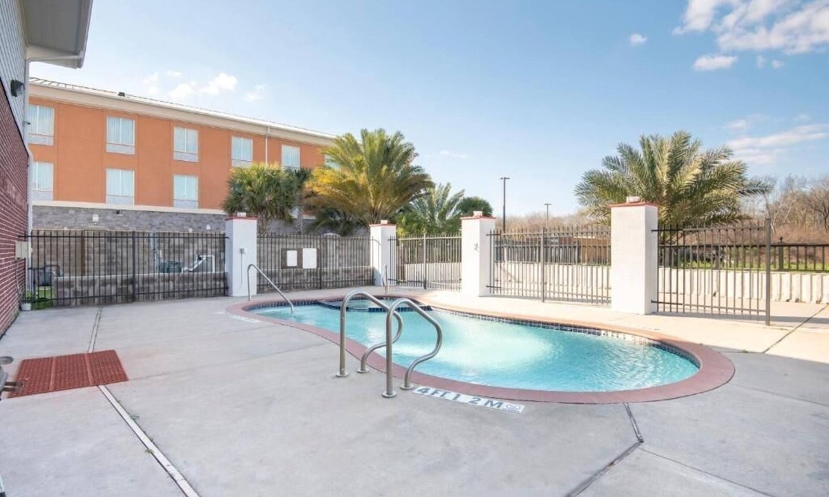 Clute Hotel | 4 Relaxing Rooms Near Tourist Spots | Seasonal Outdoor Pool