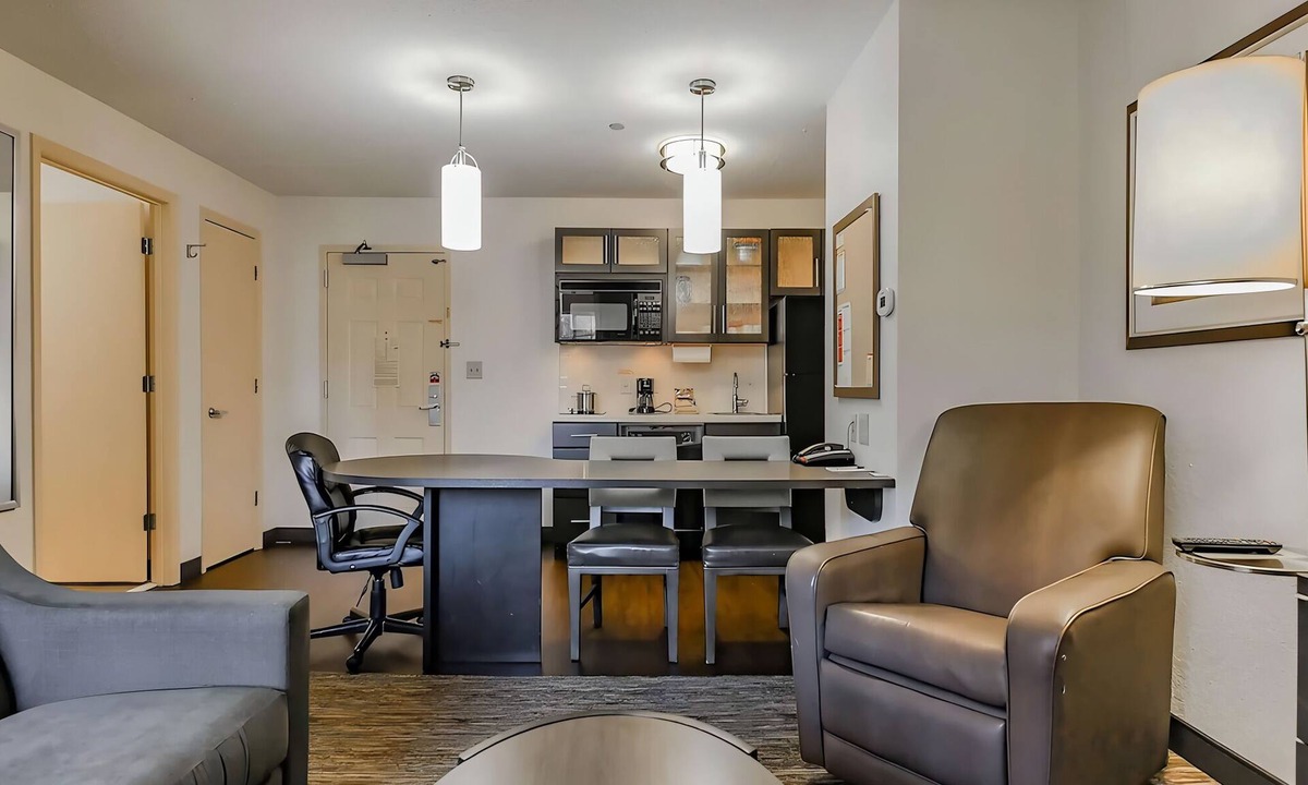 Braintree Hotel | 4 Units | Spacious Boston Suburb Stay | Family Getaway Near Aquarium & Fenway