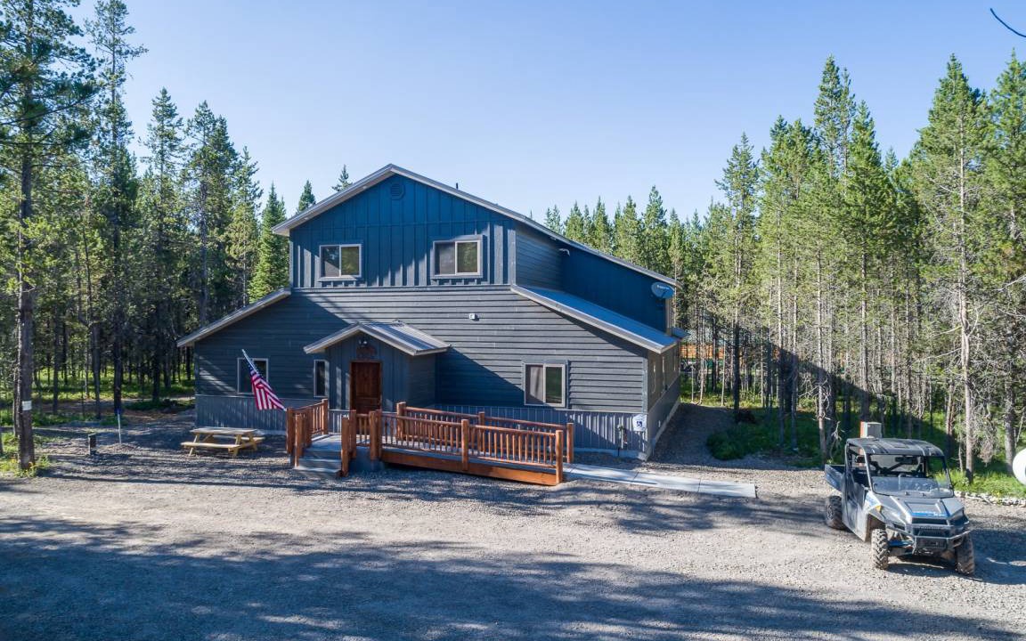 Island Park Cabin | 400 m² Cabin ∙ 8 bedrooms ∙ 18 guests