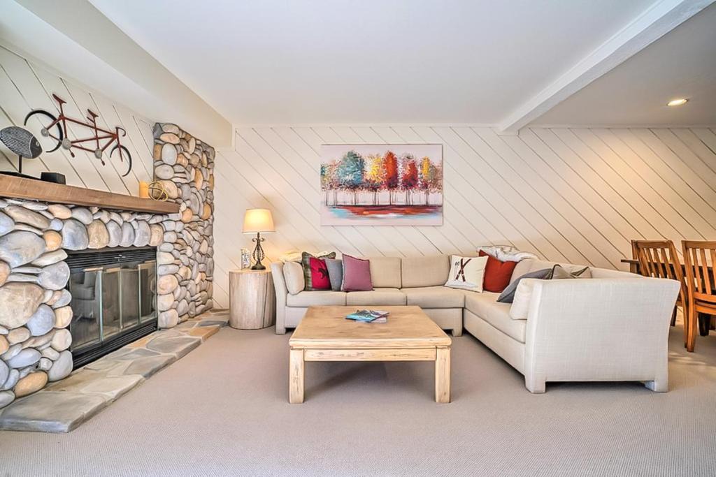 Elkhorn Village House | 4311 Fairway 9