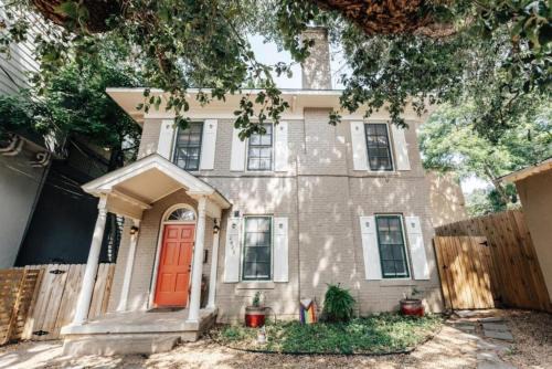 West Campus House | 4BR Campus Event Historic Retreat near DKR Texas Stadium