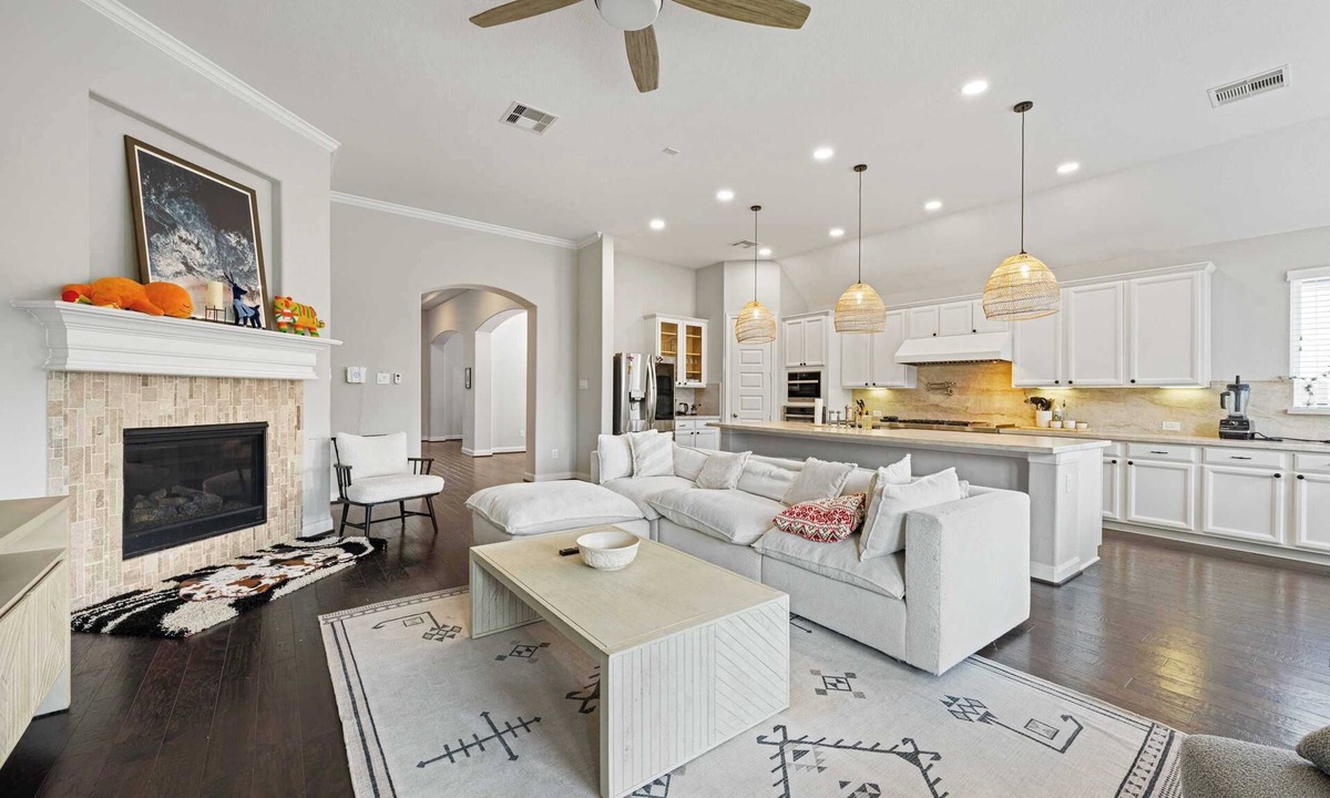 Sugar Land House | 4BR Home in Sterling Heights｜Mainfloor Bedroom｜Parking｜Walk In Closets #42195