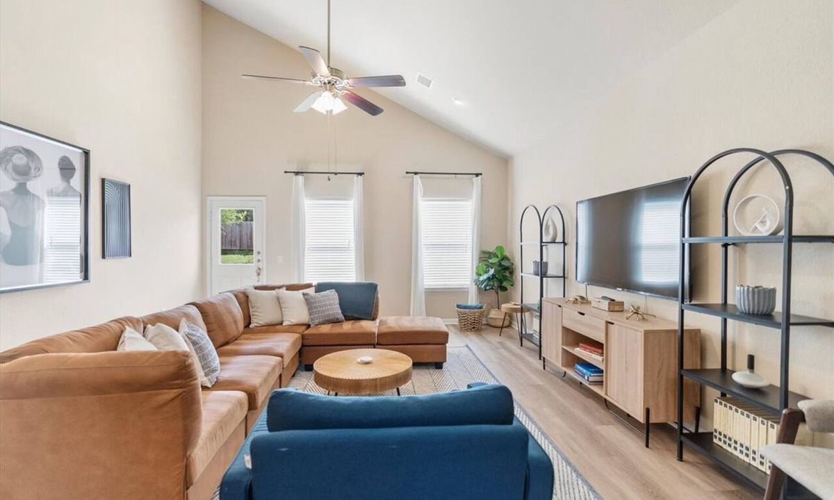 McNeil House | 4BR King and Queens 2 living spaces | Location