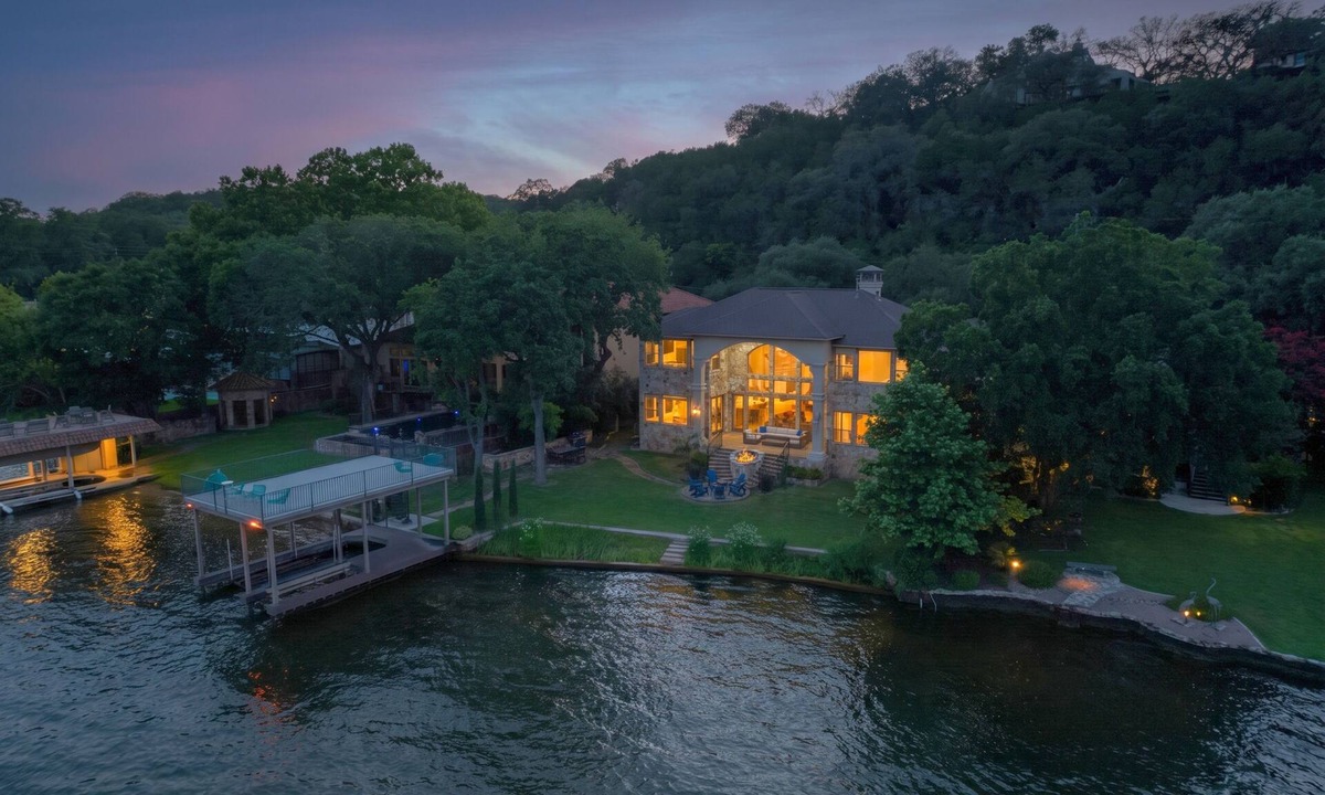 Oak Shores On Lake Austin House | 4BR Lake Austin Estate | Private Dock + Wake Surf Water | 200 Ft Frontage
