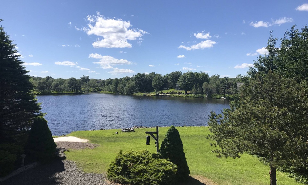 Long Pond House | 4BR Lakefront, Family friendly, Private Beach near Camelback Kalahari Golf Parks