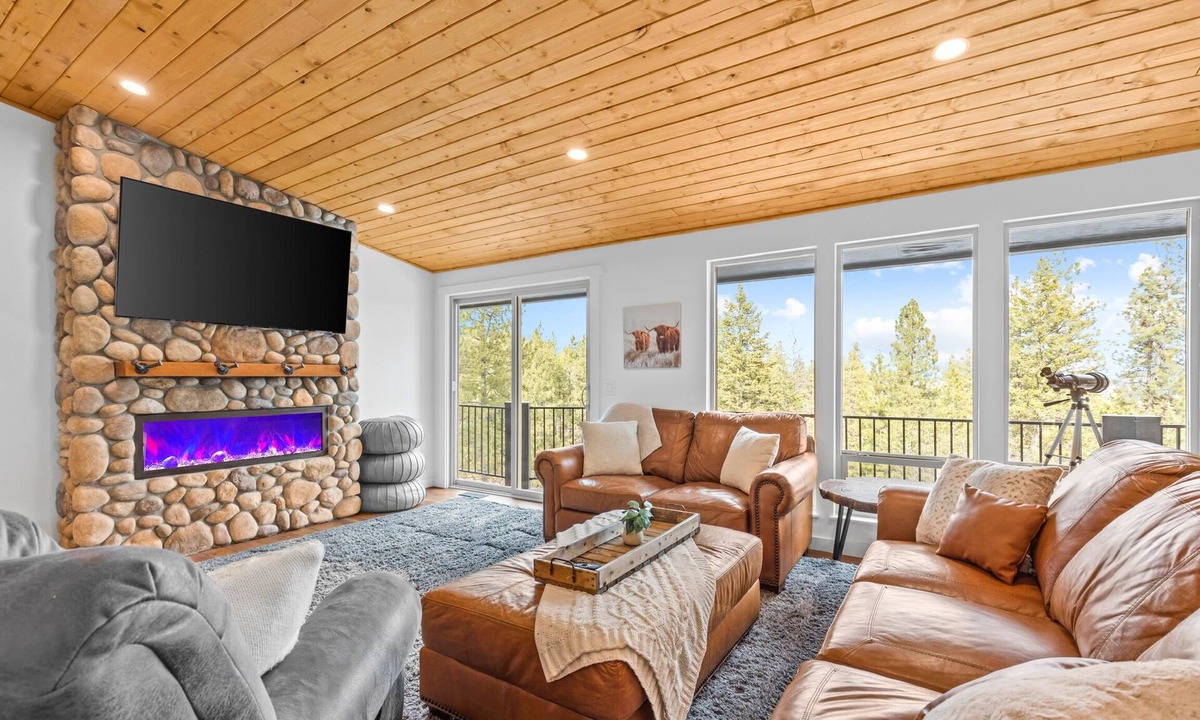 Post Falls Cabin | 5 ACRE CABIN above RIVER + DOWNTOWN. PRIVATE-VIEWS-NEWLY RENOVATED