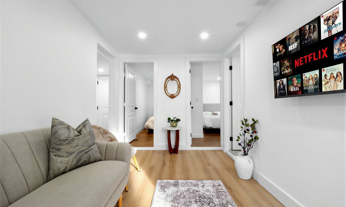 Sunset House | 5 Bedroom 2 Bathroom | 10 min Airport | 20 min Downtown