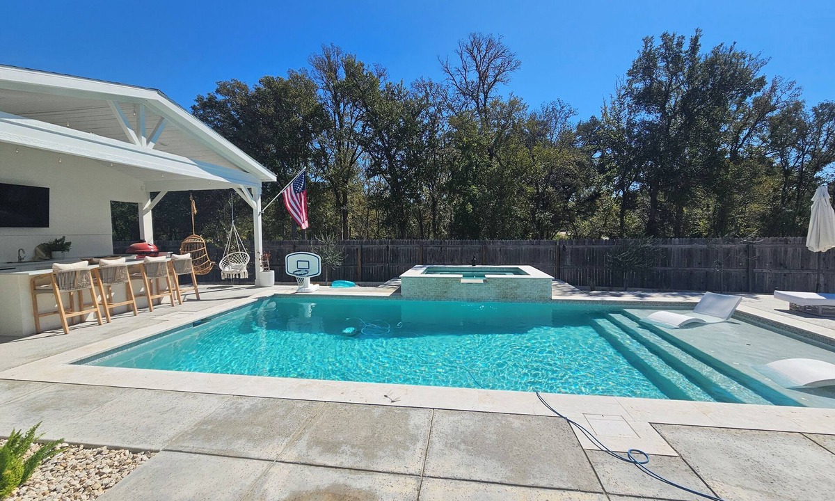 New Braunfels House | 5-bedroom house in lovely New Braunfels with pool/spa and outdoor kitchen