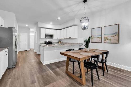 Little River Villa | 5 Mins to Beach and Golf 3BR with King Bed