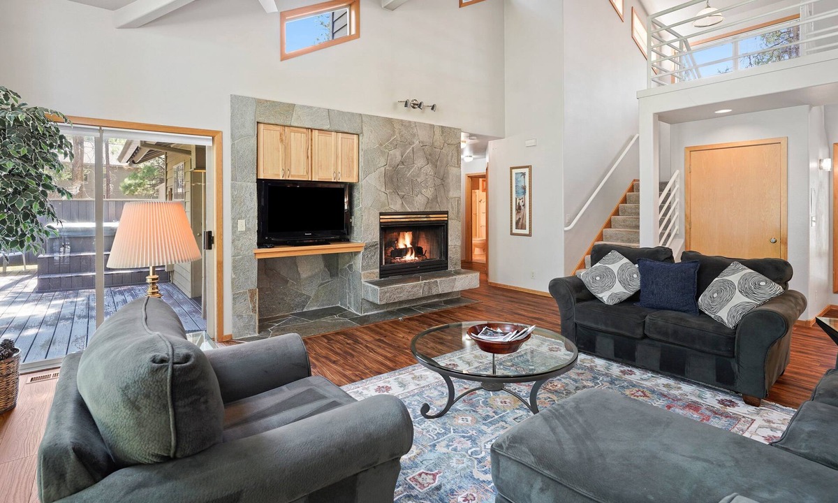 Sunriver House | 5 Primary Suites, Hot Tub, SHARC, A/C, Steps to Village & SHARC!