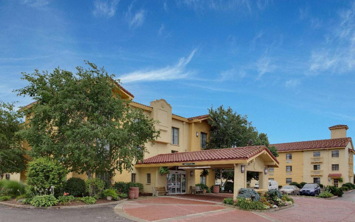 Moon Township Hotel | 500 m² Hotel ∙ 127 guests
