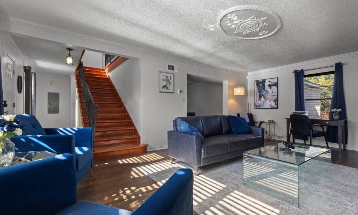 Dallas House | 5BR Historic Home Soaking Tub Firepit Balcony Near Downtown Deep Ellum Baylor