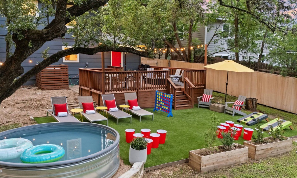 Dawson House | 5BR Near Downtown Cowboy Pool Sleeps 16 Huge private backyard!