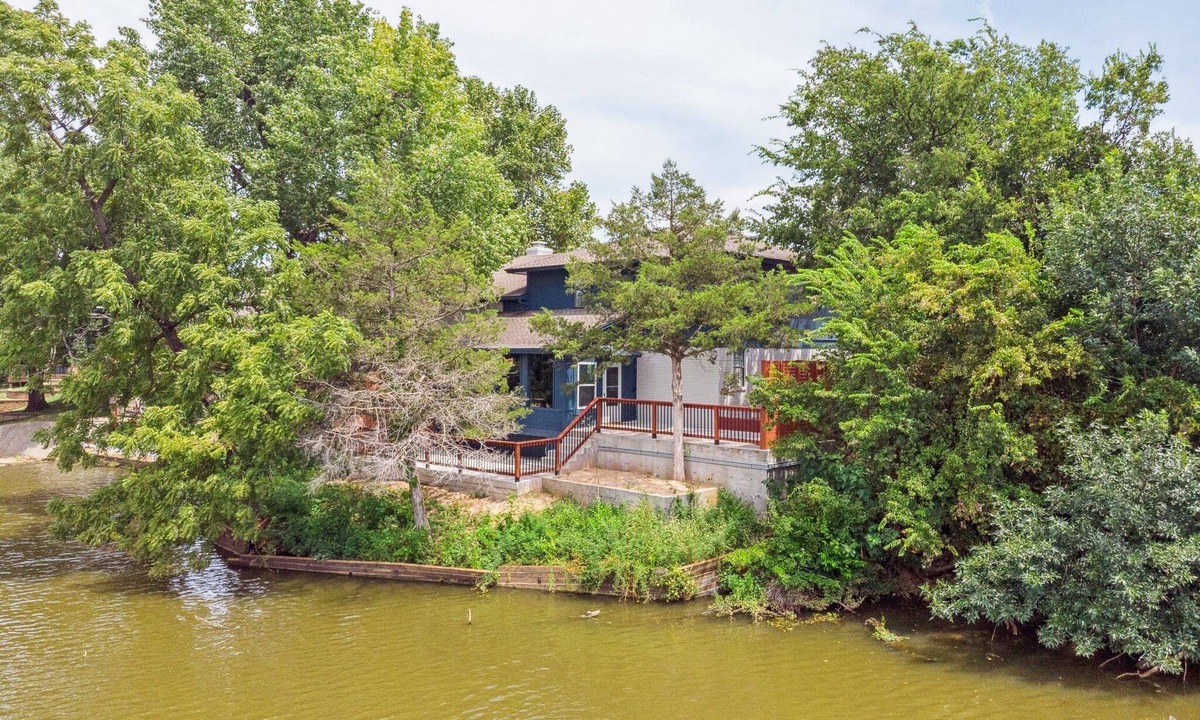 Warr Acres House | 5BR Warr Acres home — hot tub, game room, pool table. Full kitchen. Sleeps 14. #Lake