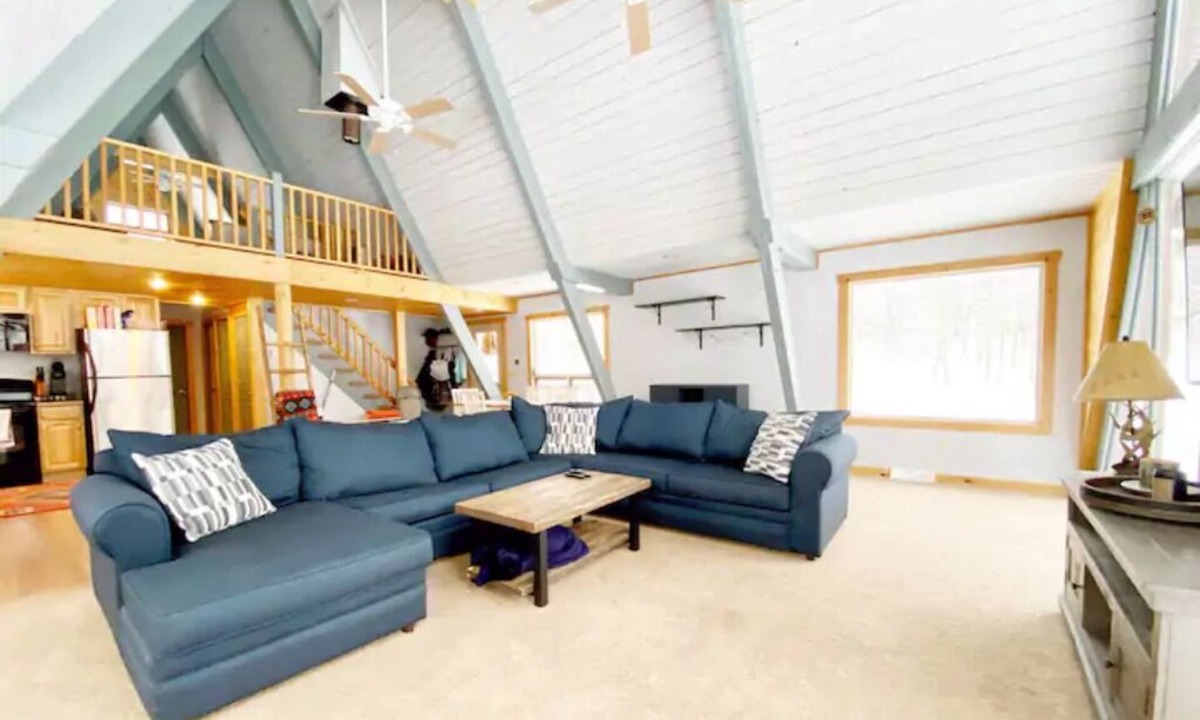 Beach Lake House | 6.45 ACRE Private Close to Big Bear Mountain, Waterfall, Fire-pit, Loft & more.