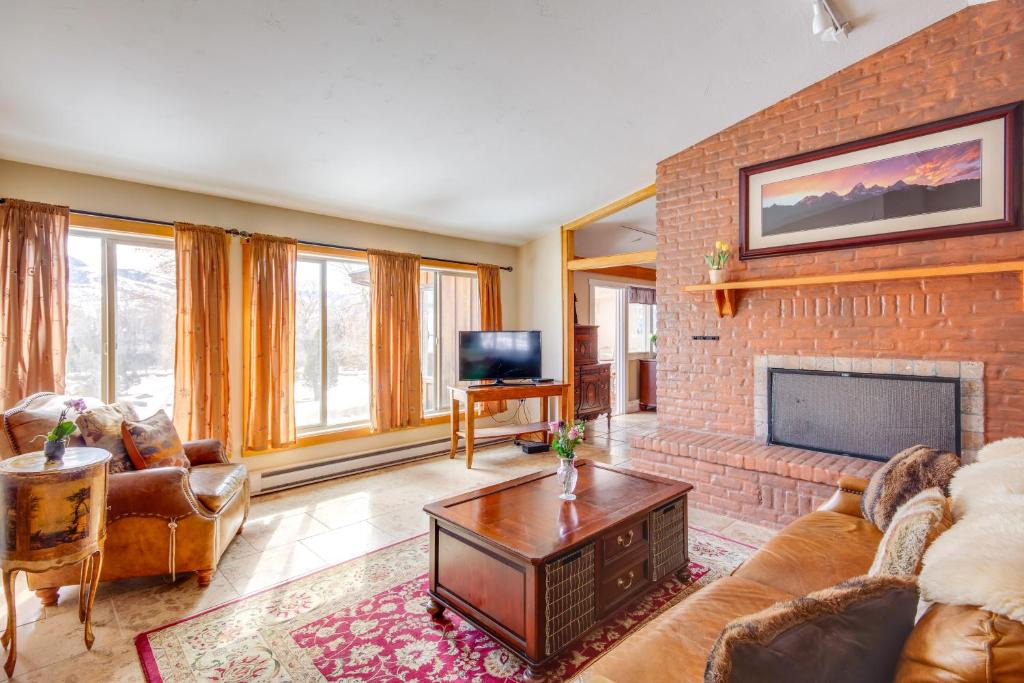 Emigrant Villa | 6 Mi to Chico Hot Springs Villa with River Access