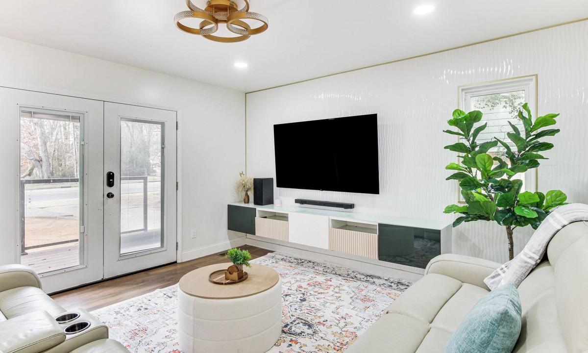 Beverly Woods House | 6 Mi to Spectrum Center: Spacious Getaway w/Deck