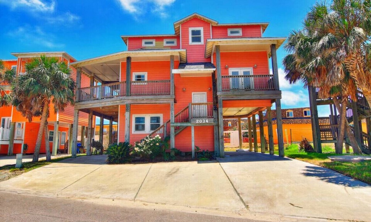 Sand Point House | 6BDRM Home Multiple Decks w/Oceanview, Hot Tub & Pool/Beach Access