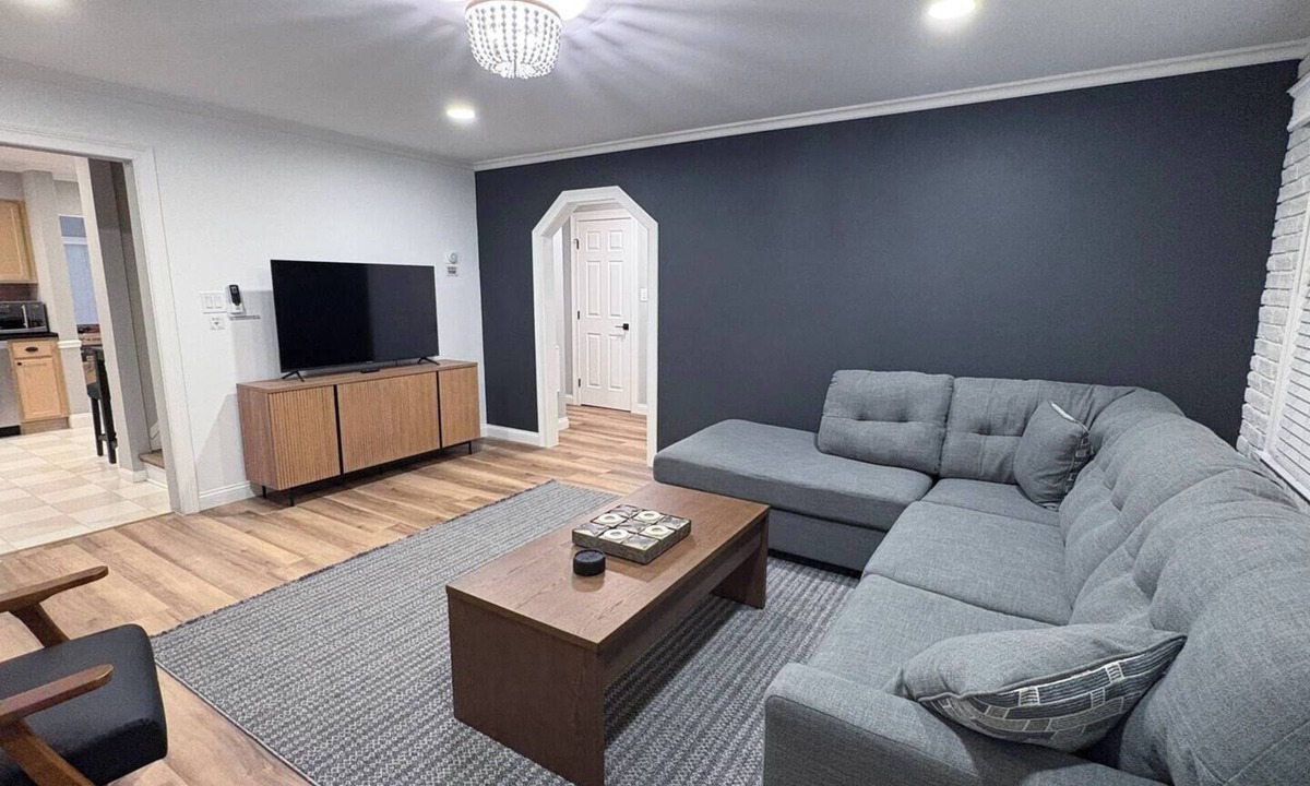 Troy House | 7-Bed Troy Home Game Room AC Full Kitchen Sleeps12