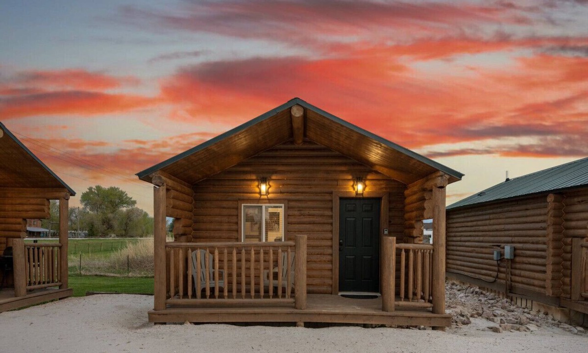 St. Charles Cabin | #7 Cowboy Cabin, Newly Remodeled! AC! New Beds! Sleeps 3