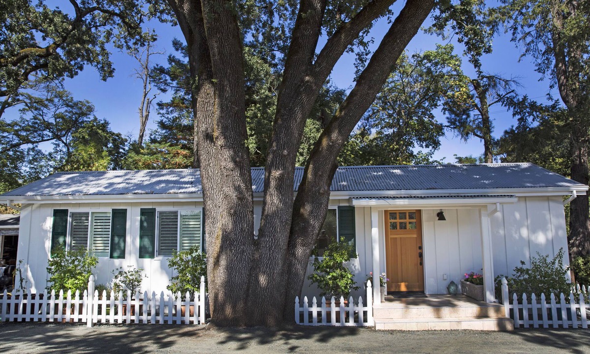 St. Helena House | 7 minute drive/5 miles to Saint Helena