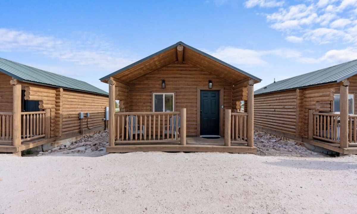 St. Charles Cabin | #7 Western Cabin, Newly Remodeled! AC! Sleeps 3!