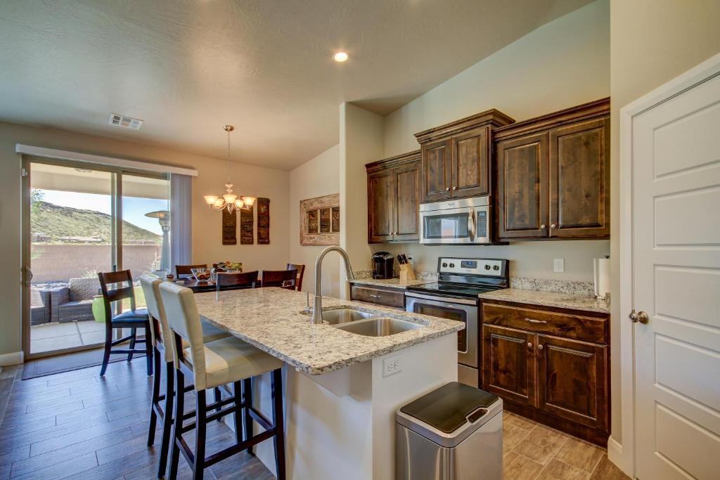 Hurricane House | 7th Heaven by KABINO Sand Hollow 5 mins Zion 35 mins Garage Extra Trailer Parking Satellite Games WiFi Bunk Beds Air Conditioning