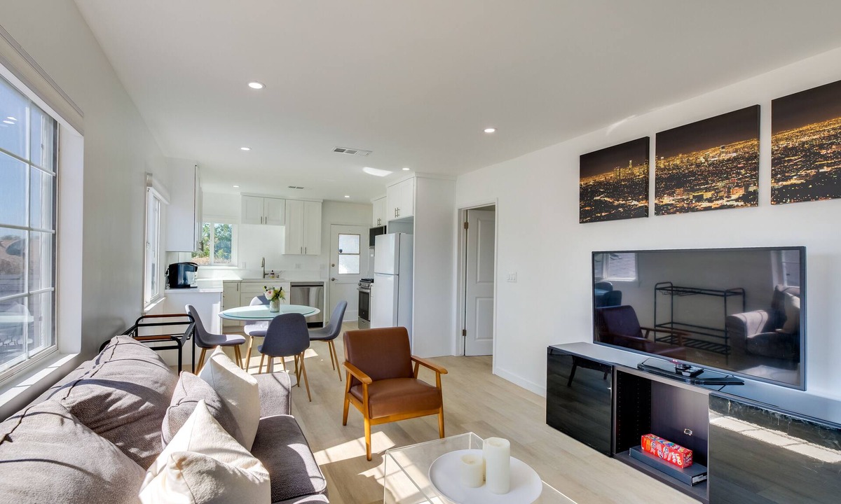 Palms Apartment | 8 Mi to SoFi Stadium: Chic Los Angeles Abode