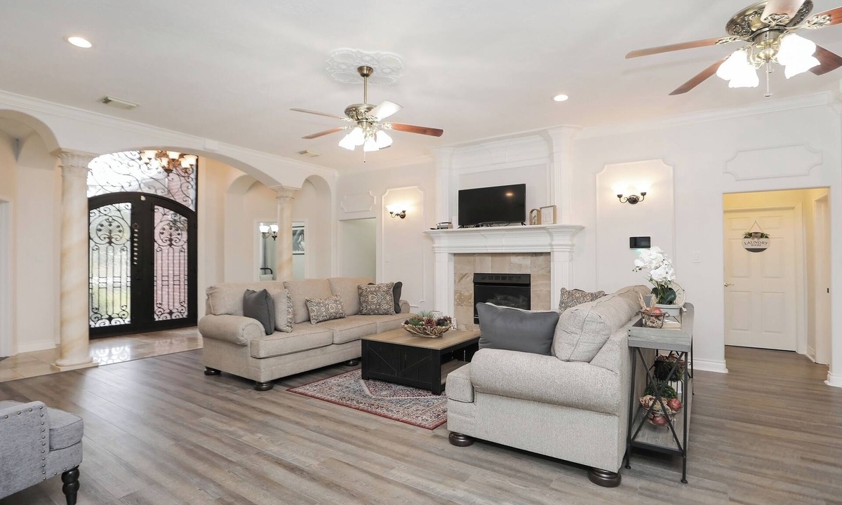 Humble House | 8BR Home Near IAH & Downtown Sleeps 17 Spacious & Private backyard for BBQ