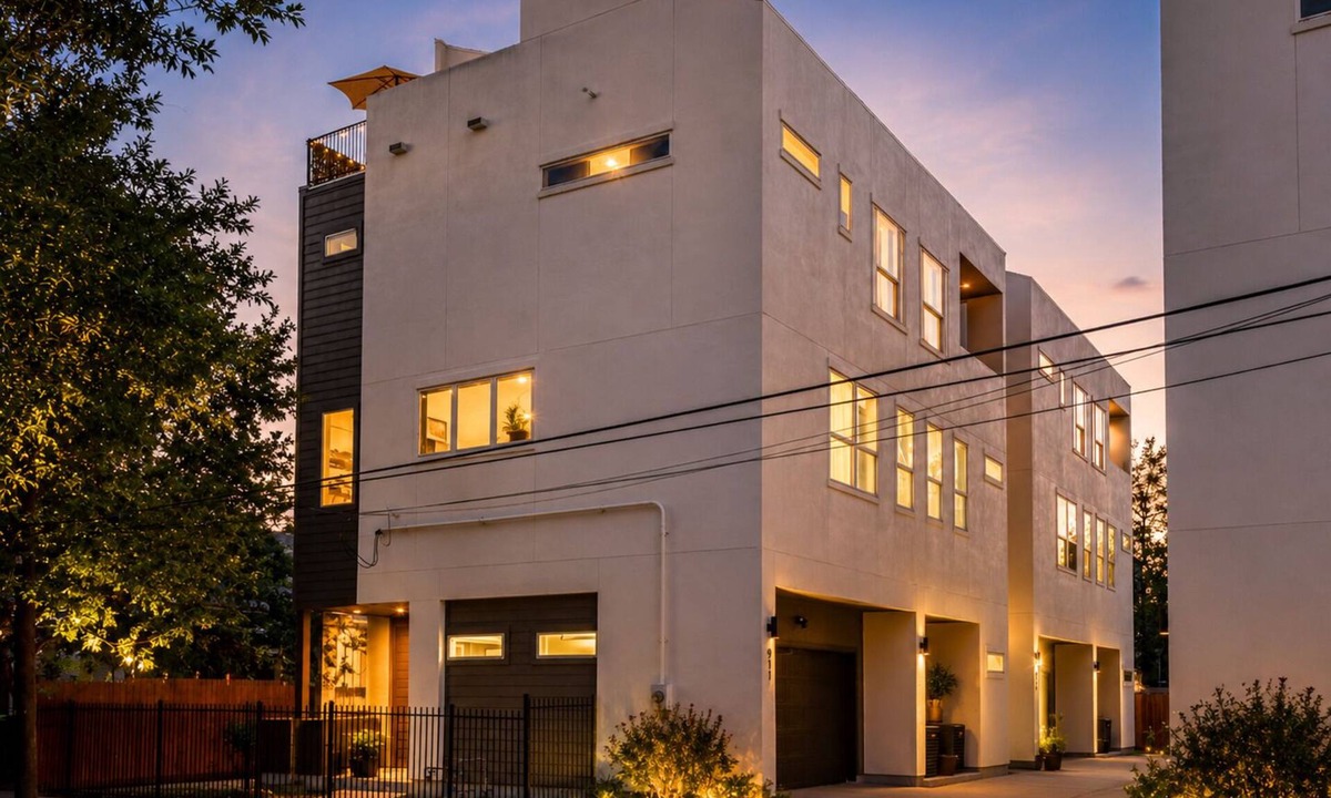 Washington Ave./ Memorial Park House | 8BR Twin Bldg w/Rooftops Near Dtown: Pet-Friendly