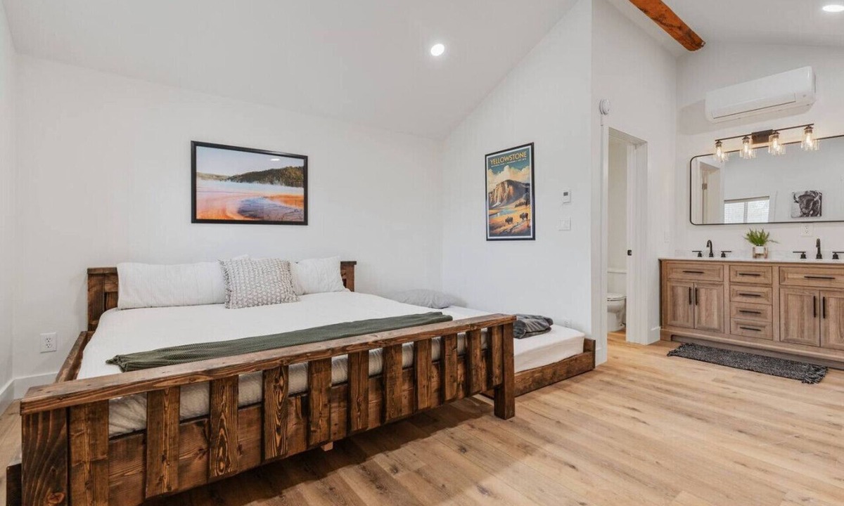 St. Charles Cabin | #9 Yellowstone Cabin! Newly Remodeled! AC! Sleeps 3!
