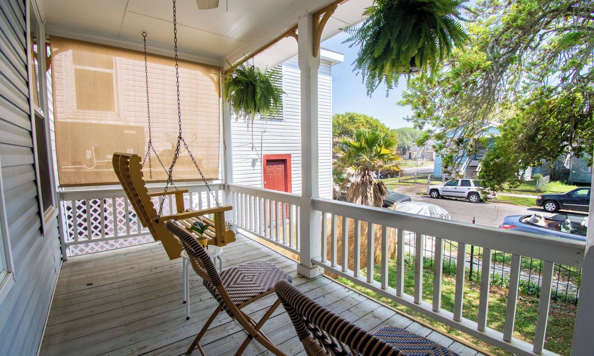 Galveston Cottage | A Bended Oak Bungalow by Ryson Vacation Rentals