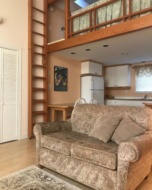 Sooke Apartment | A charming log house suite