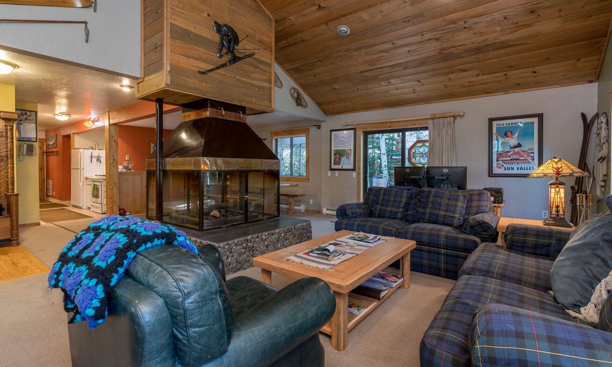 Sun Valley House | A comtemporary home that is great for families & large groups just 6 miles North